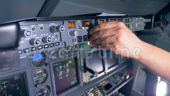 飞机控制台上多个按钮正由飞行员推动和旋转视频的预览图