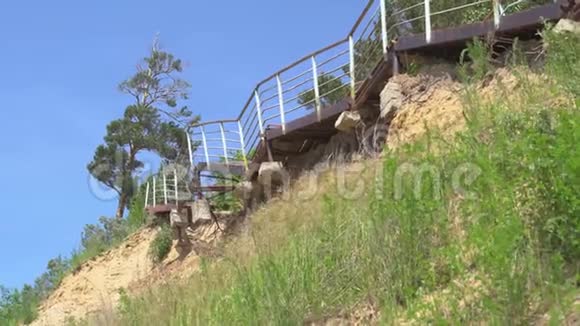 陡峭的海岸粘土丛生的斜坡崩塌岩石上的不同土壤视频的预览图