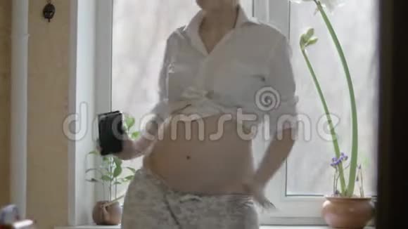 孕妇的滑稽舞蹈视频的预览图