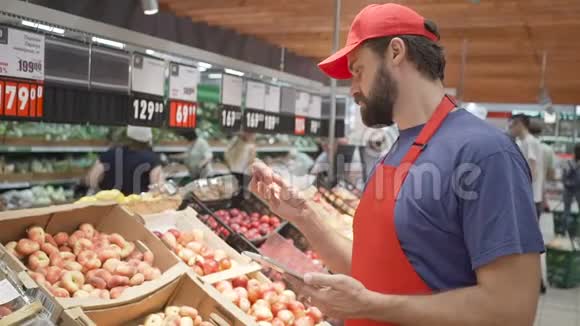 超市店员检查水果质量新鲜度和优质食品概念视频的预览图