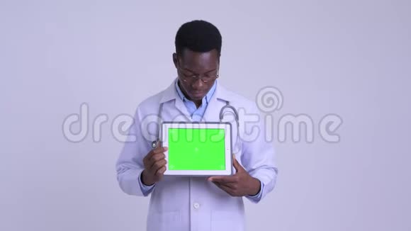 年轻快乐的非洲医生正在给我看数字平板电脑视频的预览图