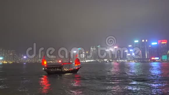 香港港晚上有红色垃圾船视频的预览图
