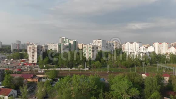 俄罗斯莫斯科Zelenograd和铁路的俯视图视频的预览图