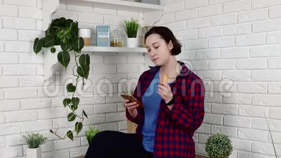 女孩跟着电话音乐跳舞在厨房吃芹菜视频的预览图