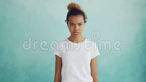 愤怒的非洲裔美国女士看着镜头皱着眉头表达失望和不满的肖像视频的预览图