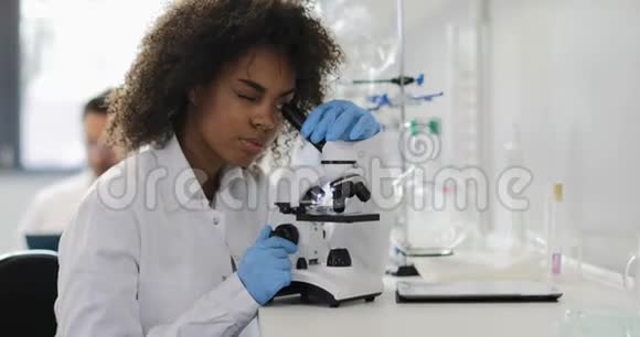 美国黑人女科学家在现代实验室做显微镜分析视频的预览图