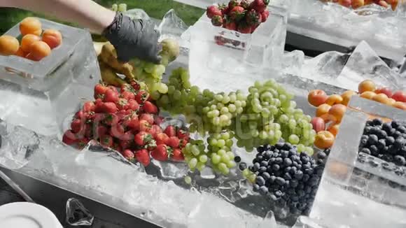 一位农民在集市上把采摘的草莓撒在冰上没有害虫和化学物质a的概念视频的预览图