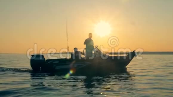 两人坐渔船侧视视频的预览图
