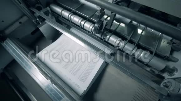 工厂机器发布的印刷页的俯视图视频的预览图