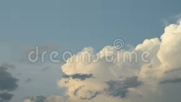时间间隔云浮在蓝天上风把云彩吹过天空视频的预览图