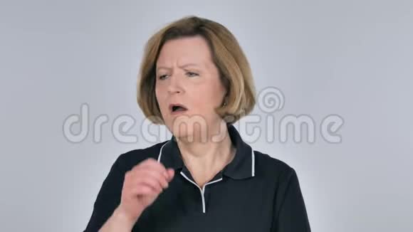 老年妇女咳嗽咽喉感染画像视频的预览图