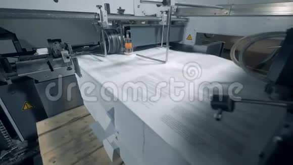 印刷纸被拖进工业机器视频的预览图