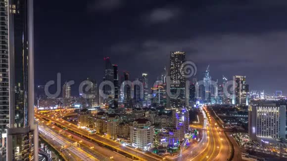 迪拜市区和金融区的鸟瞰图在整个晚上阿拉伯联合酋长国视频的预览图