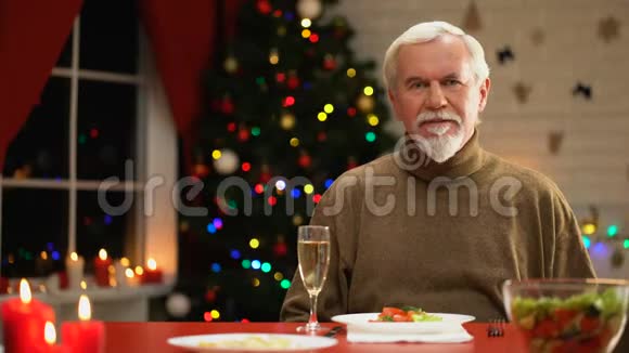悲伤的人独自庆祝圣诞节寻找镜头为退休人员提供社会服务视频的预览图