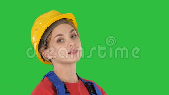 女建筑工人在绿色屏幕上打招呼Chroma键视频的预览图