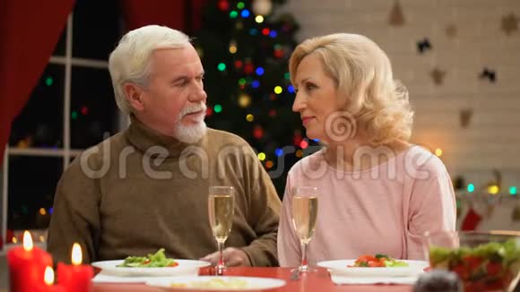 年长的男性温柔地拥抱妻子一起庆祝圣诞夜浪漫视频的预览图