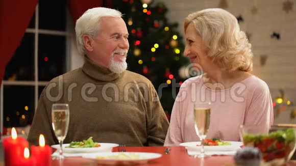 退休夫妇拥抱和寻找镜头幸福的家庭肖像在圣诞节前夕视频的预览图