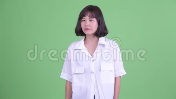 快乐美丽的亚洲女商人指指点点视频的预览图