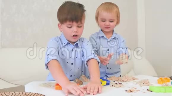 两个小男孩玩面团学习如何烘焙视频的预览图