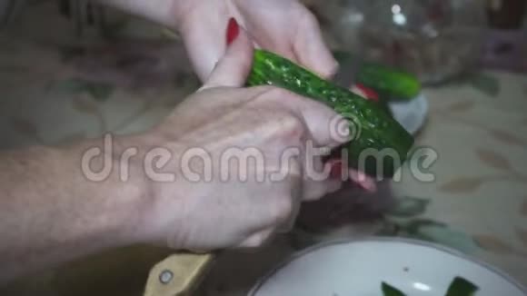 新鲜的绿色黄瓜用刀子清洗和切割视频的预览图