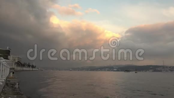 土耳其伊斯坦布尔博斯普鲁斯海峡海景全景视频背景是日落时多云的天空4UHDK视频的预览图