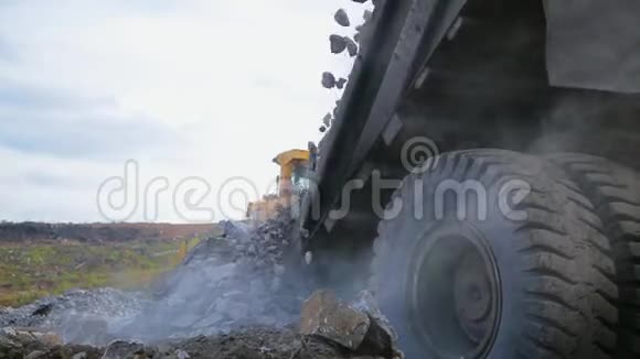 黄色自卸卡车卸下岩石和砾石视频的预览图
