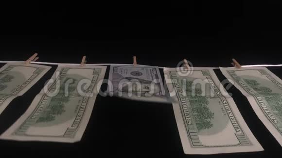 一百美元的钞票连着一根在绳子上视频的预览图