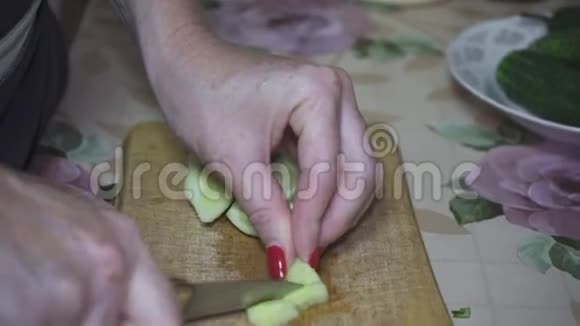 新鲜的绿色黄瓜洗净用刀子切视频的预览图