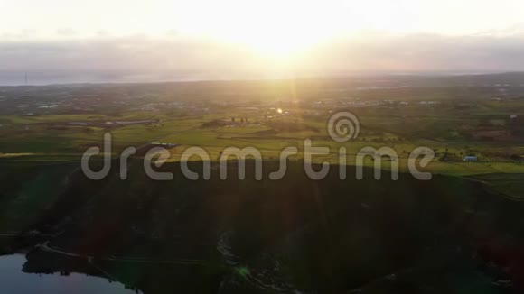 乡村景观中的日落高角度视角视频的预览图