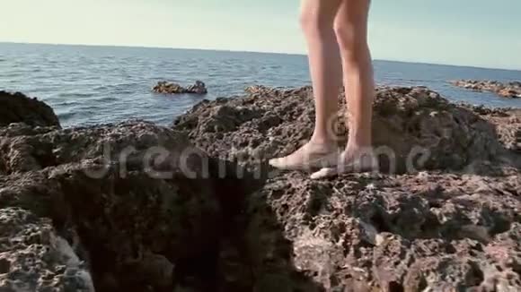 那个女人在海边的岩石上腿视频的预览图