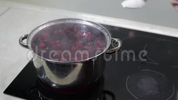 用沸水在锅里放浆果加糖烹饪配方厨房视频的预览图