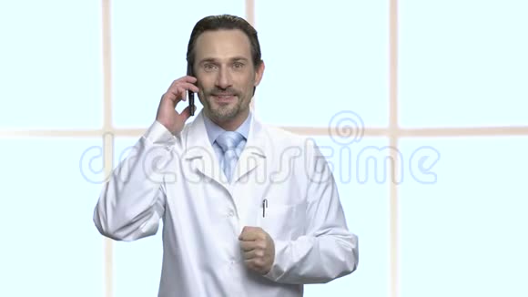 快乐的成熟医生在手机上交谈视频的预览图