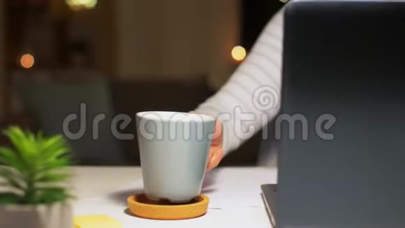 带笔记本电脑的老妇人在家喝咖啡视频的预览图