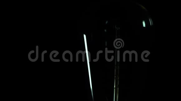 爱迪生灯慢慢亮起来神圣黑色背景视频的预览图