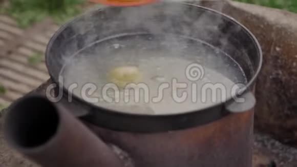 在鱼汤中加入土豆片在水沫和丰富的蒸汽表面视频的预览图
