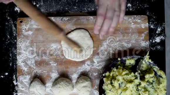 把面团放平擀出酵母面团用土豆洋葱和d做馅饼视频的预览图
