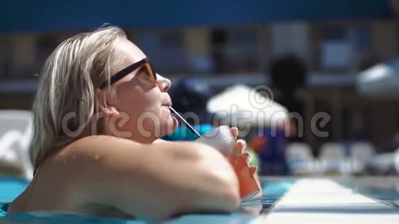 泳池里有果汁的女人视频的预览图