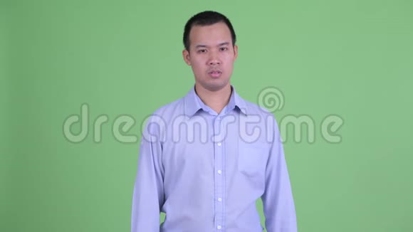 愤怒的亚洲商人竖起大拇指的摄影棚视频的预览图