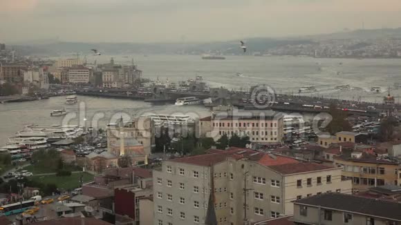 伊斯坦布尔全景城市景观到博斯普鲁斯与船舶交通加拉塔桥和建筑在阳光明媚的日落慢慢视频的预览图