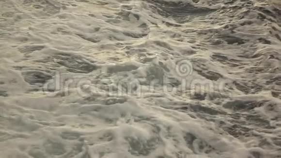夏天暴风雨的海浪从莫文德的船上翻滚慢动作全高清视频240fps1080p视频的预览图