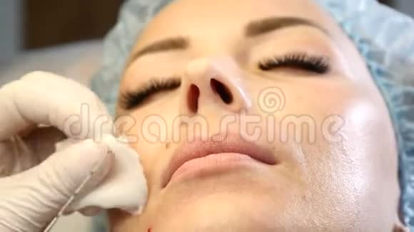 美容业靠近套管针穿透到女性面部手套注射美容师4k视频的预览图