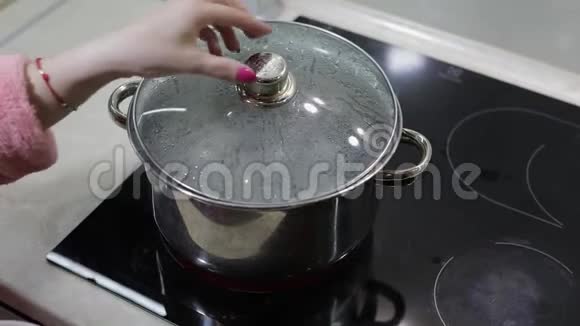 把浆果放入沸水中烹饪配方厨房视频的预览图