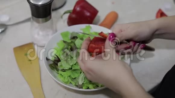 女人的手把甜红椒切成沙拉视频的预览图