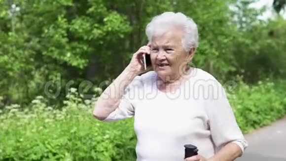 白毛奶奶和家人通电话视频的预览图