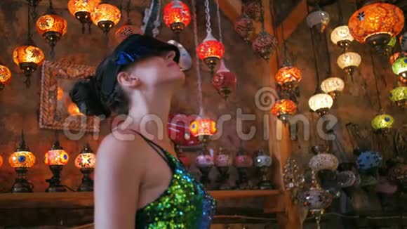 带VR眼镜的旅游妇女在传统灯具的纪念品商店购物视频的预览图