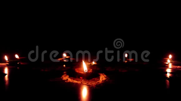 迪娅灯在节日季节的排灯节黑色背景上燃烧油灯的一组黑暗中点燃蜡烛视频的预览图