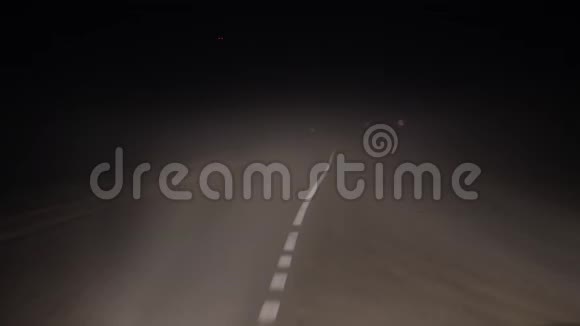夜间驾驶汽车在浓雾中行驶转弯时能见度低视频的预览图