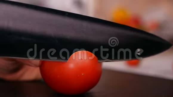 女人用手把红番茄切成薄片极端特写视频的预览图