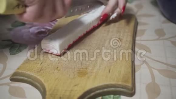 厨师把螃蟹棒切在木板特写上视频的预览图