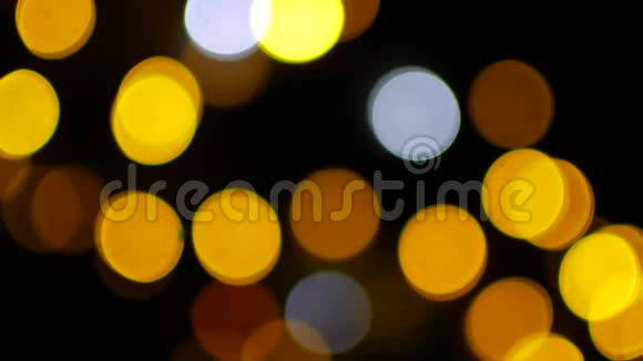离焦的花环上的黄色灯光闪烁着就像波克一样视频的预览图